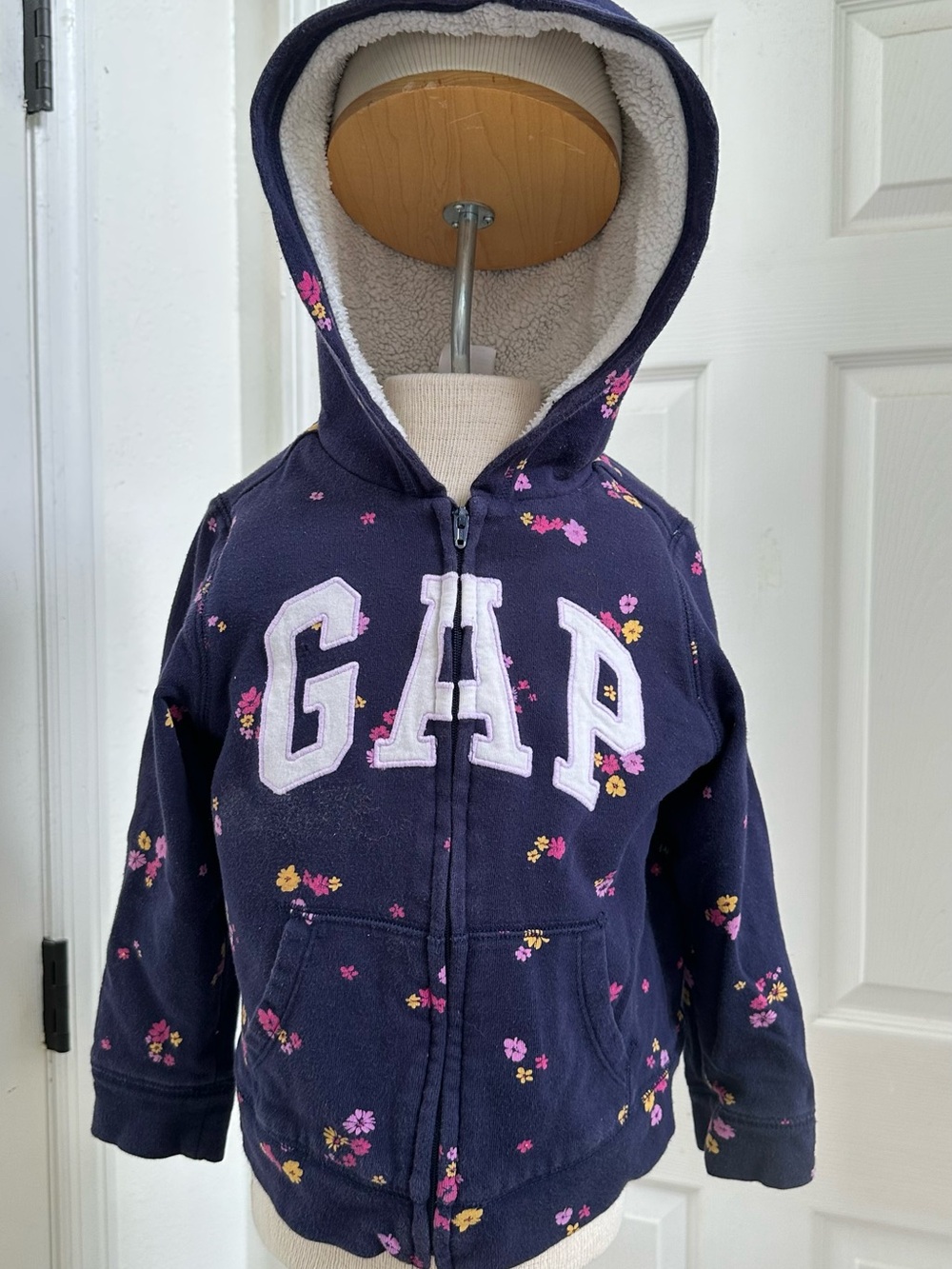 GAP Girl’s Navy Floral Sherpa Lined Zip-Up Hoodie In Size 5T
